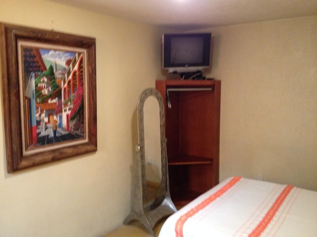 Hostal Casa Castillo Морелия Экстерьер фото